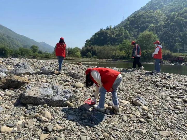 东至县葛公镇：星空下载站官网河道清理再推进 水清岸美焕新颜